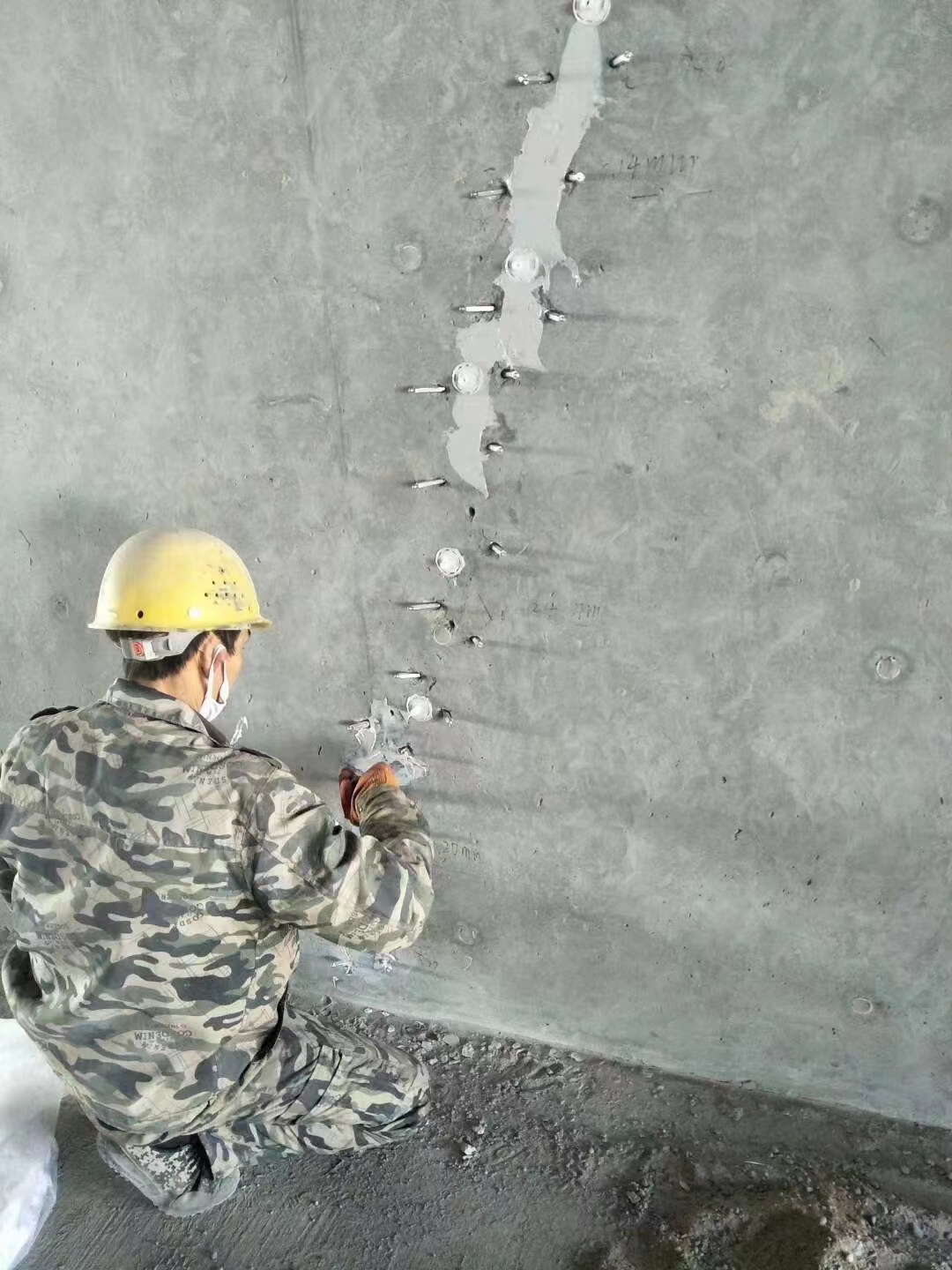钦州混凝土楼板裂缝加固施工的方案